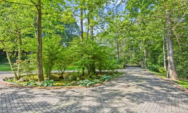 24 Nutmeg Drive, Greenwich, CT, 4 Bedrooms Bedrooms, 11 Rooms Rooms,5 BathroomsBathrooms,Residential,For Sale,Nutmeg,H6259852