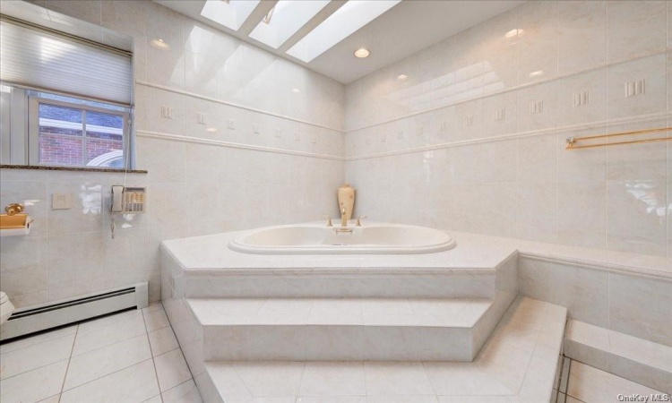 MBR Bath w 10 jet Jacuzzi & 3 Skylight