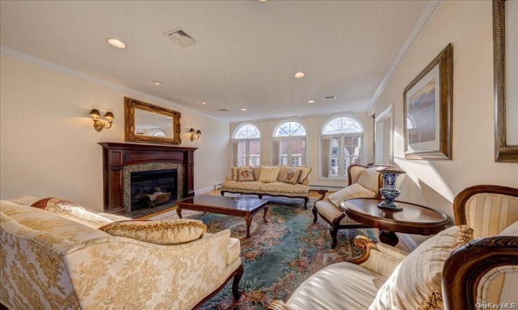 Living Room w Fireplace