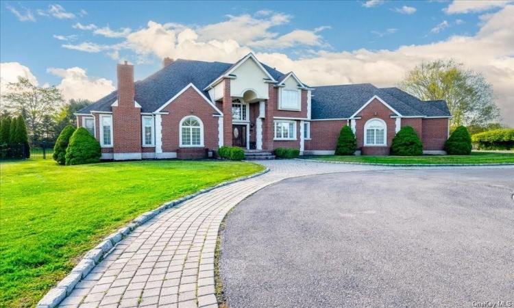 Exterior View & Driveway