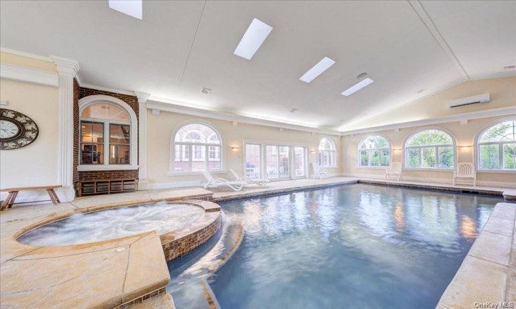 3200 Sqft Indoor Pool 16x32 & 10 Jet Hot To