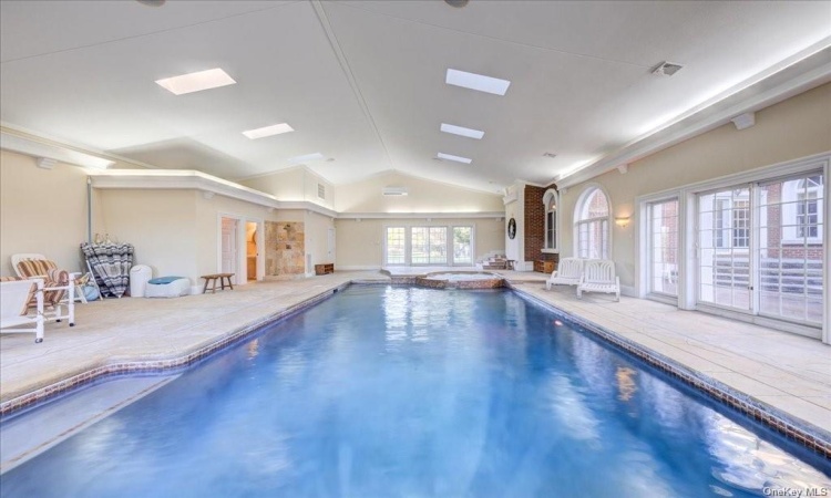 3200 Sqft Indoor Pool 16x32 & 10 Jet Hot To