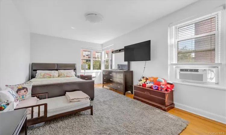 601 Pelham Parkway, New York, NY, 1 Bedroom Bedrooms, 3 Rooms Rooms,1 BathroomBathrooms,Residential,For Sale,Pelham,H6265588