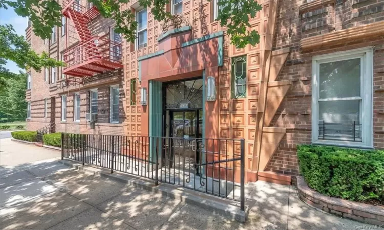 601 Pelham Parkway, New York, NY, 1 Bedroom Bedrooms, 3 Rooms Rooms,1 BathroomBathrooms,Residential,For Sale,Pelham,H6265588