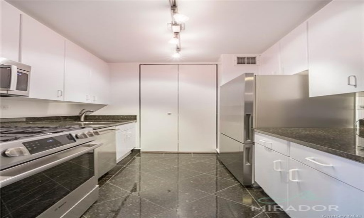 145 W 67th Street, New York, NY, 1 Bedroom Bedrooms, 2 Rooms Rooms,1 BathroomBathrooms,Residential Lease,For Rent,W 67th,H6241796