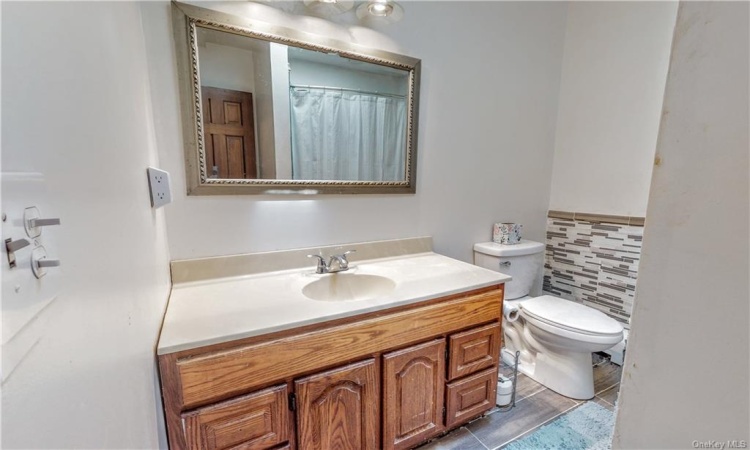 Full bathroom serving 2 bedrooms