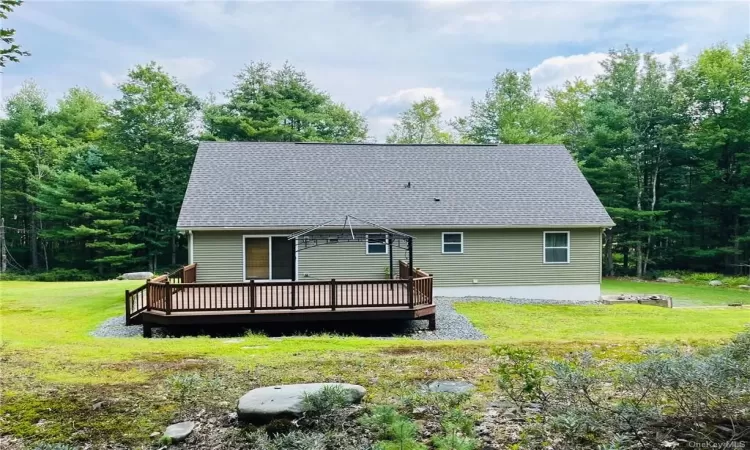 Great deck for entertaining outside!