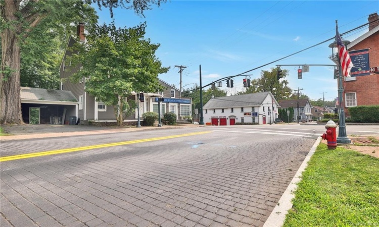 Street 4 way intersection towards downtown