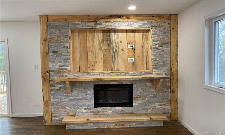 ELECTRIC FIREPLACE WITH TV MOUNT ABOVE