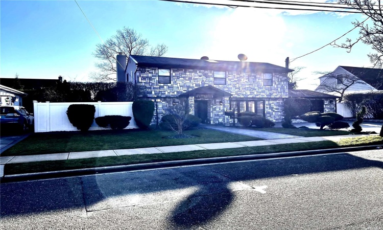 274 Utica Avenue, Massapequa, NY, 4 Bedrooms Bedrooms, 12 Rooms Rooms,3 BathroomsBathrooms,Residential,For Sale,Utica,3522988