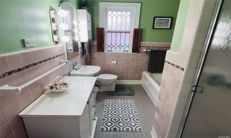 full bathroom off hall