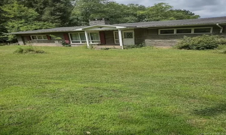 Ranch-style house featuring a front yard