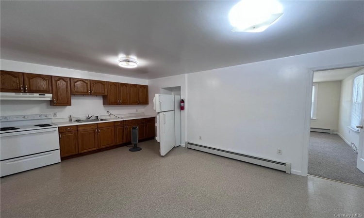 Apt A.  640 sqft.  1 bed, 1 bath.  Eat in Kitchen.