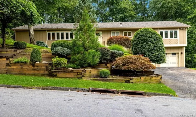 4 Emerald Drive, Ramapo, NY, 6 Bedrooms Bedrooms, 10 Rooms Rooms,3 BathroomsBathrooms,Residential,For Sale,Emerald,H6265684