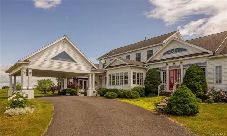 View of front of house featuring a front yard