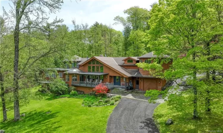 View of front of property featuring a front yard