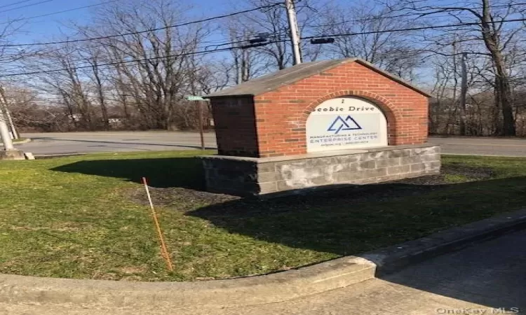 Community sign featuring a yard