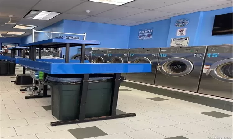 Laundry area featuring light tile patterned floors