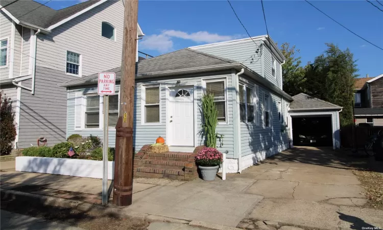 60 Bellmore Avenue, Point Lookout, NY, 2 Bedrooms Bedrooms, 8 Rooms Rooms,1 BathroomBathrooms,Residential,For Sale,Bellmore,3588034