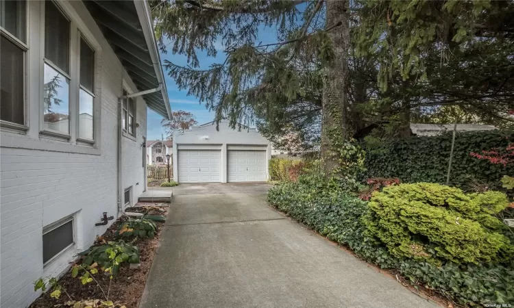 Detached Garage 4 car Driveway