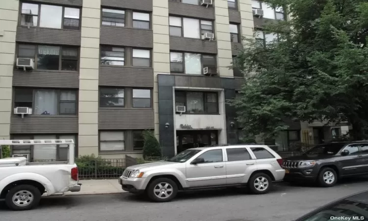 98-09 64th Road, Rego Park, NY, 1 Bedroom Bedrooms, 4 Rooms Rooms,1 BathroomBathrooms,Residential Lease,For Rent,64th,3591181