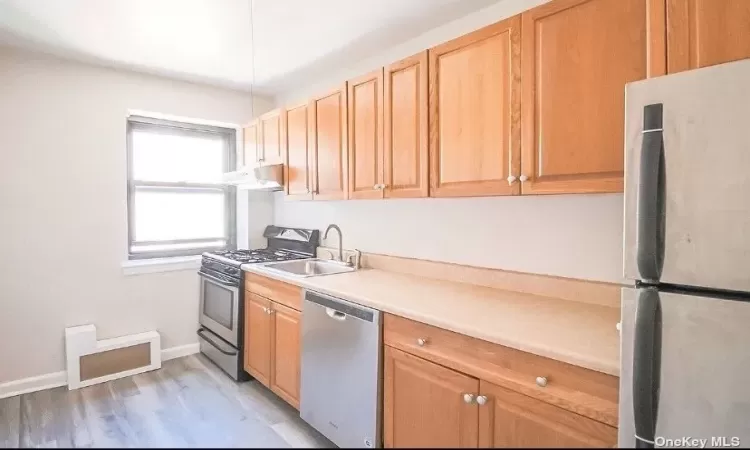 102-55 67th Road, Forest Hills, NY, 1 Bedroom Bedrooms, 4 Rooms Rooms,1 BathroomBathrooms,Residential Lease,For Rent,67th,3591295