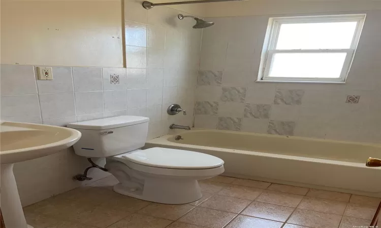 223-30 111th Avenue, Queens Village, NY, 2 Bedrooms Bedrooms, 5 Rooms Rooms,1 BathroomBathrooms,Residential Lease,For Rent,111th,3591611