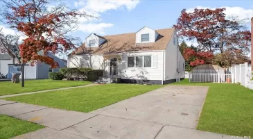 18 Ford Drive, Massapequa, NY, 5 Bedrooms Bedrooms, 6 Rooms Rooms,3 BathroomsBathrooms,Residential,For Sale,Ford,3591124