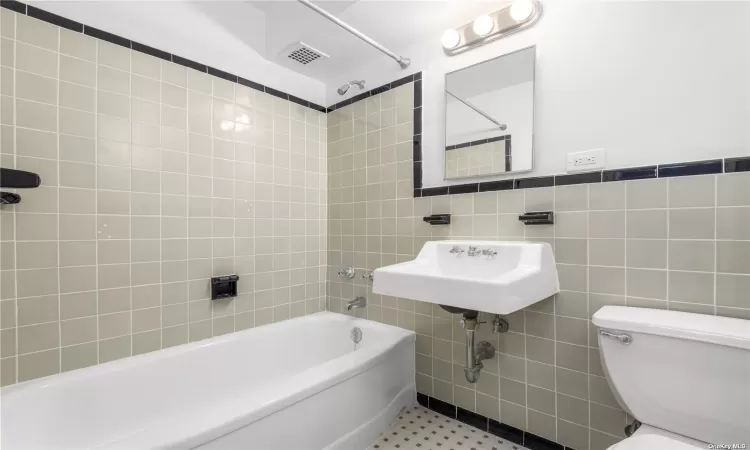 21-66 33rd Road, Astoria, NY, 2 Bedrooms Bedrooms, 4 Rooms Rooms,1 BathroomBathrooms,Residential,For Sale,33rd,3591952