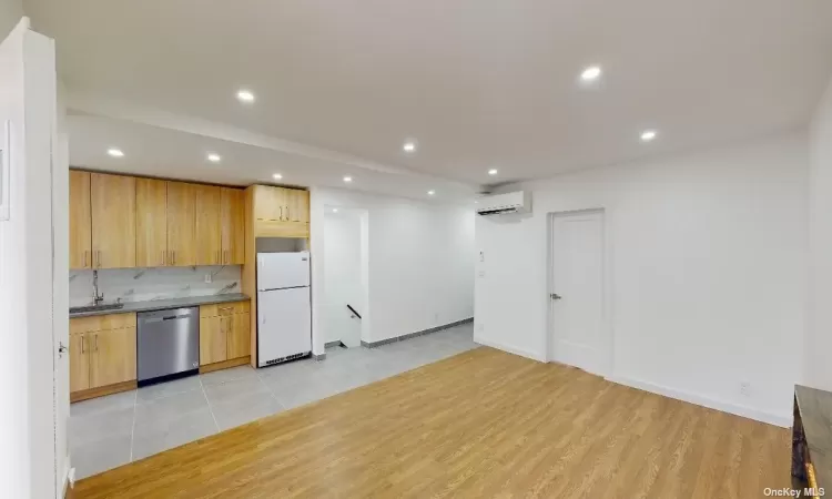 85-13 68th Avenue, Rego Park, NY, 3 Bedrooms Bedrooms, 5 Rooms Rooms,2 BathroomsBathrooms,Residential Lease,For Rent,68th,3592093