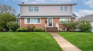 63 Lenox Avenue, Westbury, NY, 2 Bedrooms Bedrooms, 4 Rooms Rooms,1 BathroomBathrooms,Residential Lease,For Rent,Lenox,3592173