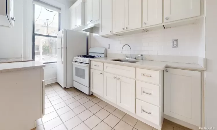 28-15 Steinway Street, Astoria, NY, 3 Bedrooms Bedrooms, 6 Rooms Rooms,1 BathroomBathrooms,Residential Lease,For Rent,Steinway,3592094