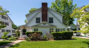 34 Wellington Road, Garden City, NY, 3 Bedrooms Bedrooms, 9 Rooms Rooms,2 BathroomsBathrooms,Residential Lease,For Rent,Wellington,3592514