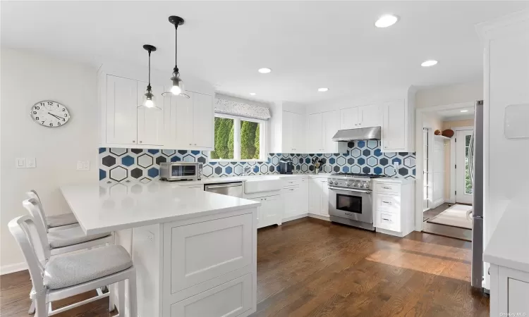 Kitchen and Breakfast Bar