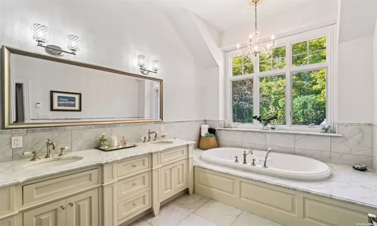 EnSuite w/ Custom Vanity & BainUltra Air Tub