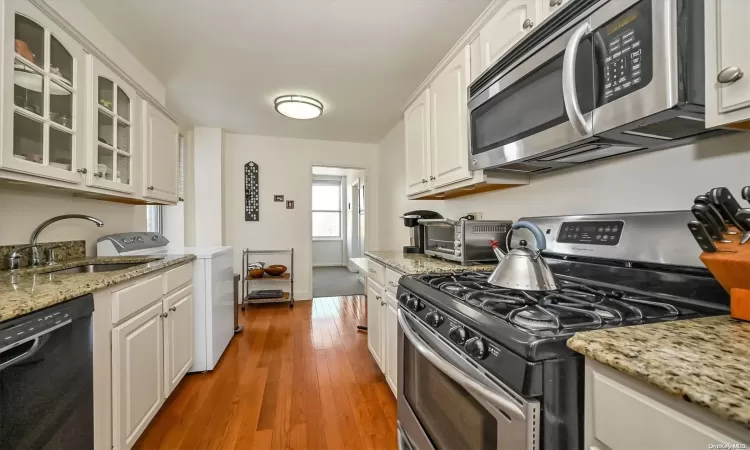 211-10 18 Avenue, New York, NY, 1 Bedroom Bedrooms, 4 Rooms Rooms,1 BathroomBathrooms,Residential,For Sale,18,L3591203