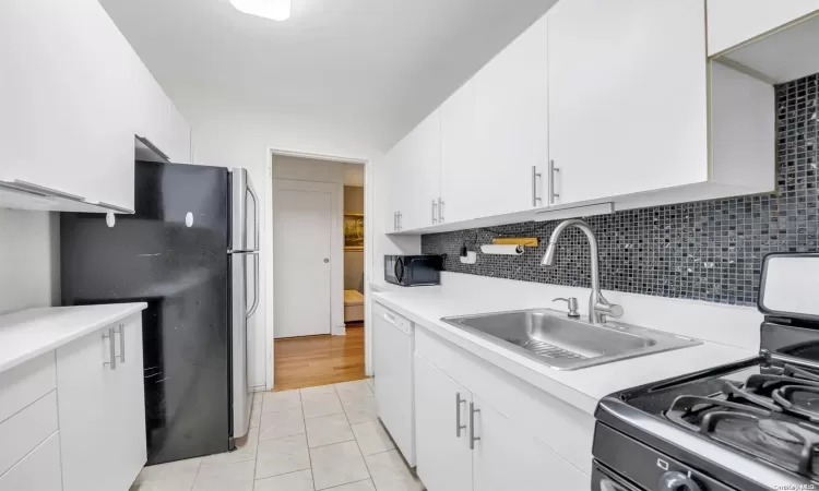 6474 Saunders Street, New York, NY, 1 Bedroom Bedrooms, 3 Rooms Rooms,1 BathroomBathrooms,Residential,For Sale,Saunders,L3591246