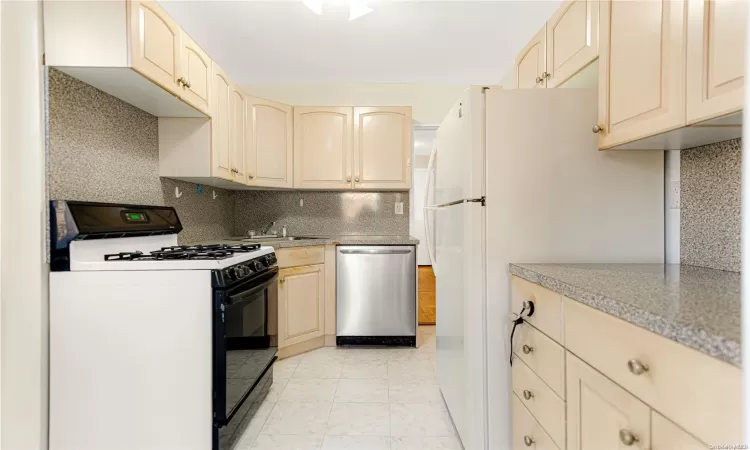 110-50 71st Road, New York, NY, 2 Bedrooms Bedrooms, 5 Rooms Rooms,1 BathroomBathrooms,Residential,For Sale,71st,L3591635