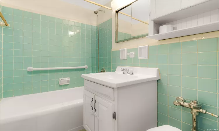 110-50 71st Road, New York, NY, 2 Bedrooms Bedrooms, 5 Rooms Rooms,1 BathroomBathrooms,Residential,For Sale,71st,L3591635