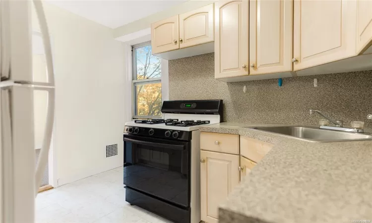 110-50 71st Road, New York, NY, 2 Bedrooms Bedrooms, 5 Rooms Rooms,1 BathroomBathrooms,Residential,For Sale,71st,L3591635