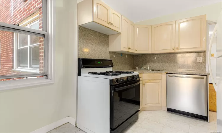 110-50 71st Road, New York, NY, 2 Bedrooms Bedrooms, 5 Rooms Rooms,1 BathroomBathrooms,Residential,For Sale,71st,L3591635