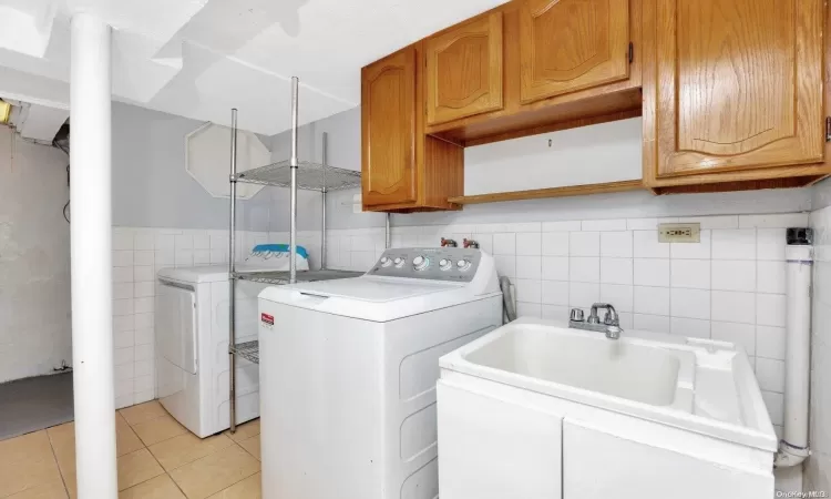 73-24 71st Place, New York, NY, 5 Bedrooms Bedrooms, 12 Rooms Rooms,2 BathroomsBathrooms,Residential Income,For Sale,71st,L3592003