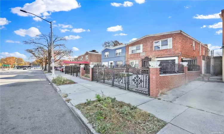 93-12 Ditmars Boulevard, New York, NY, 8 Rooms Rooms,3 BathroomsBathrooms,Residential Income,For Sale,Ditmars,L3592056