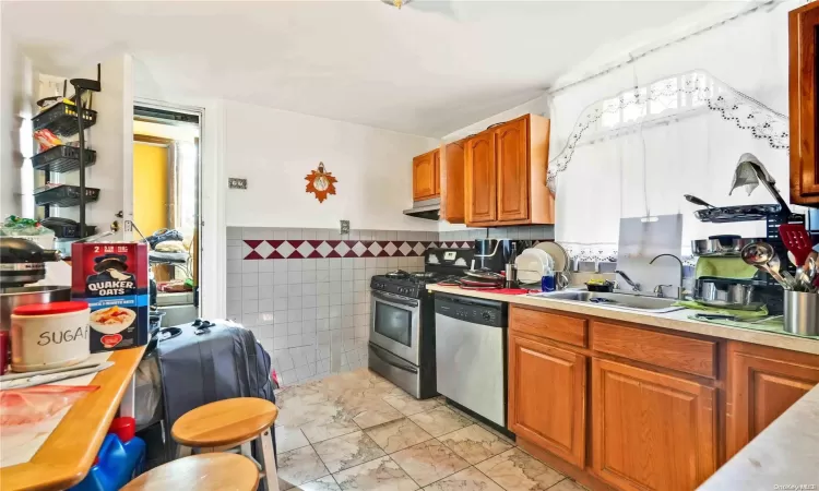 93-12 Ditmars Boulevard, New York, NY, 8 Rooms Rooms,3 BathroomsBathrooms,Residential Income,For Sale,Ditmars,L3592056