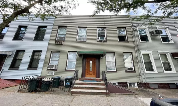 71-58 69th Place, New York, NY, 8 Bedrooms Bedrooms, 12 Rooms Rooms,4 BathroomsBathrooms,Residential Income,For Sale,69th,L3592156