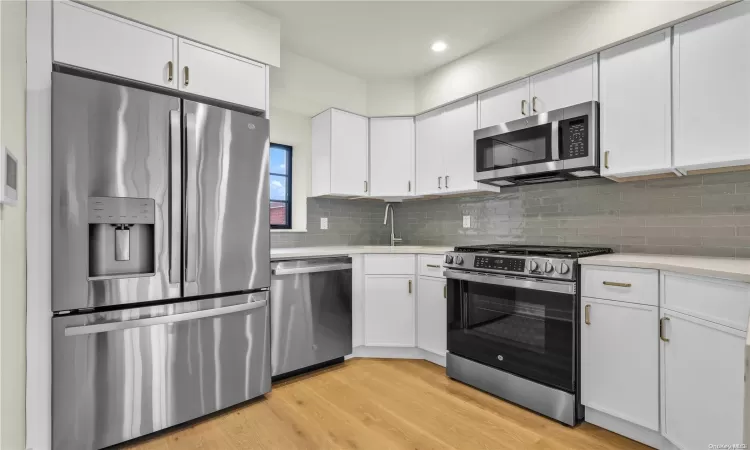 25-25 31st Avenue, New York, NY, 1 Bedroom Bedrooms, 3 Rooms Rooms,1 BathroomBathrooms,Residential,For Sale,31st,L3592308