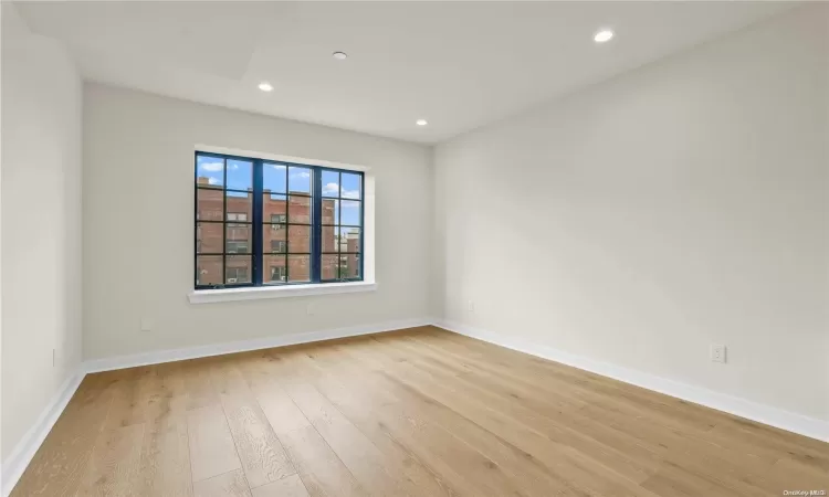 25-25 31st Avenue, New York, NY, 1 Bedroom Bedrooms, 3 Rooms Rooms,1 BathroomBathrooms,Residential,For Sale,31st,L3592308