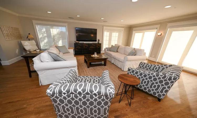 Living room featuring hardwood / wood-style floors and crown molding