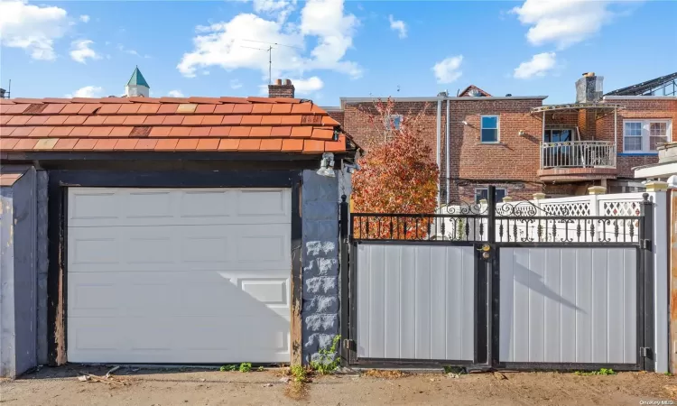 One car detached garage