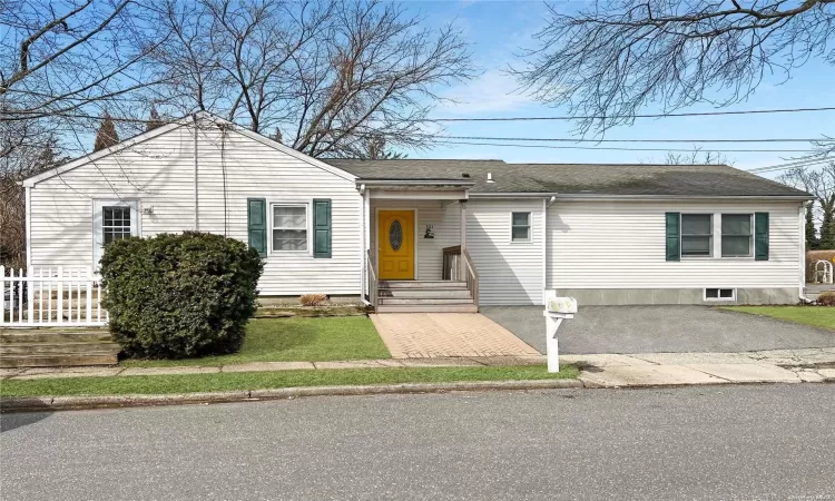 301 Laurel Road, Huntington, NY, 3 Bedrooms Bedrooms, 8 Rooms Rooms,2 BathroomsBathrooms,Residential,For Sale,Laurel,L3584241